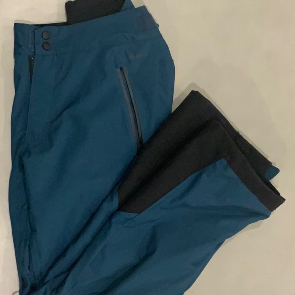 Obermeyer men’s ski pants. Size medium. Preowned.